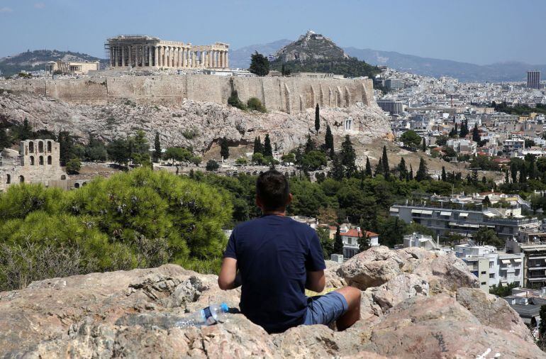 Un visitante contempla la Acrópolis 