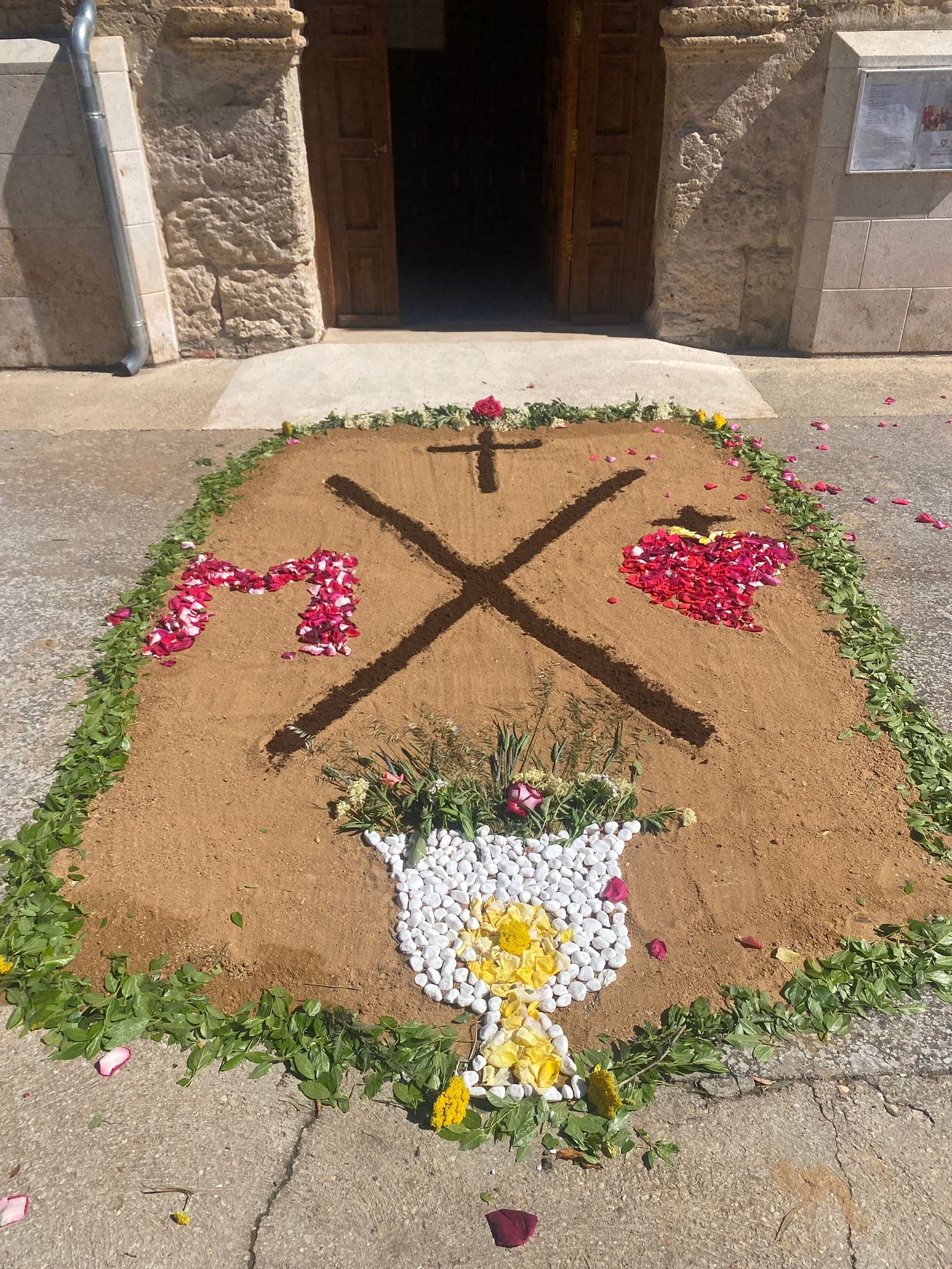 Alfombras, altares y arcos florales en la fiesta del Corpus de Berlangas de Roa