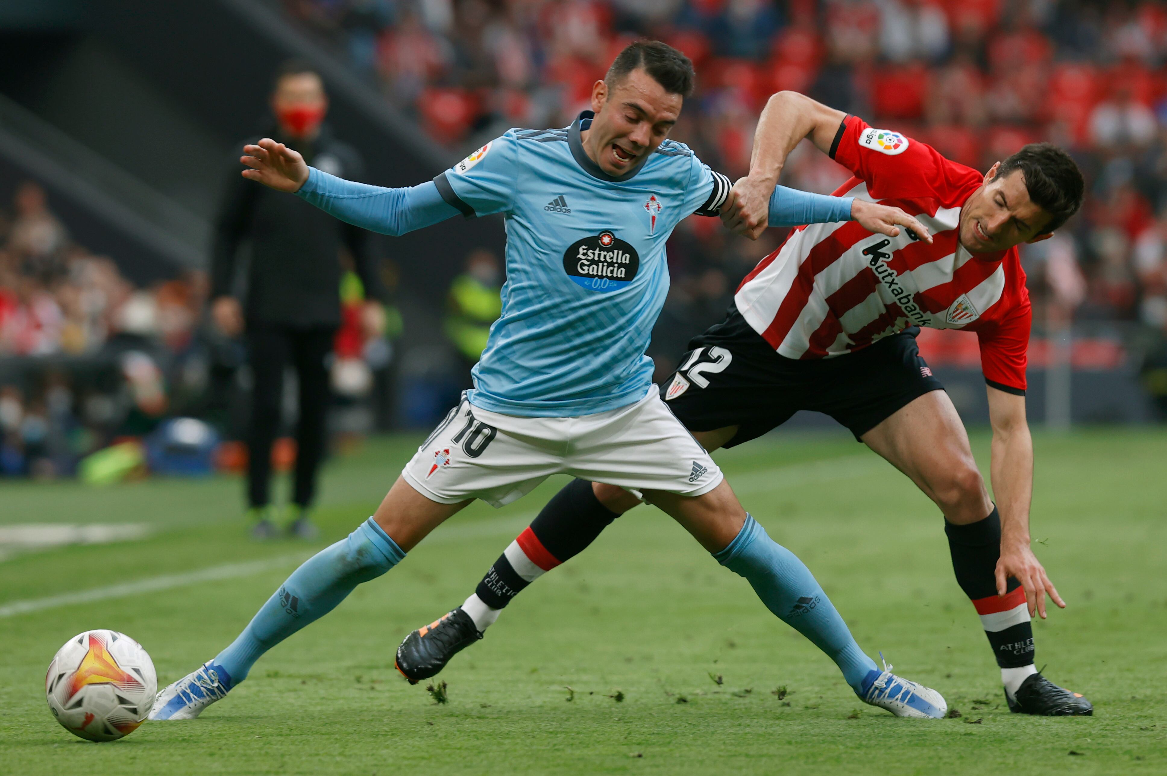 BILBAO, 17/04/2022.- El delantero del Celta de Vigo Iago Aspas (i) lucha con Daniel Vivian, del Athletic de Bilbao, durante el encuentro de la jornada 32 de Liga en Primera División que se juega hoy domingo en San Mamés. EFE/Miguel Toña
