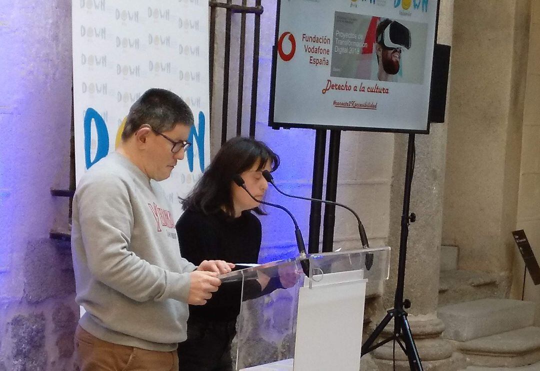 Dos participantes en el proyecto explican el trabajo que van a realizar