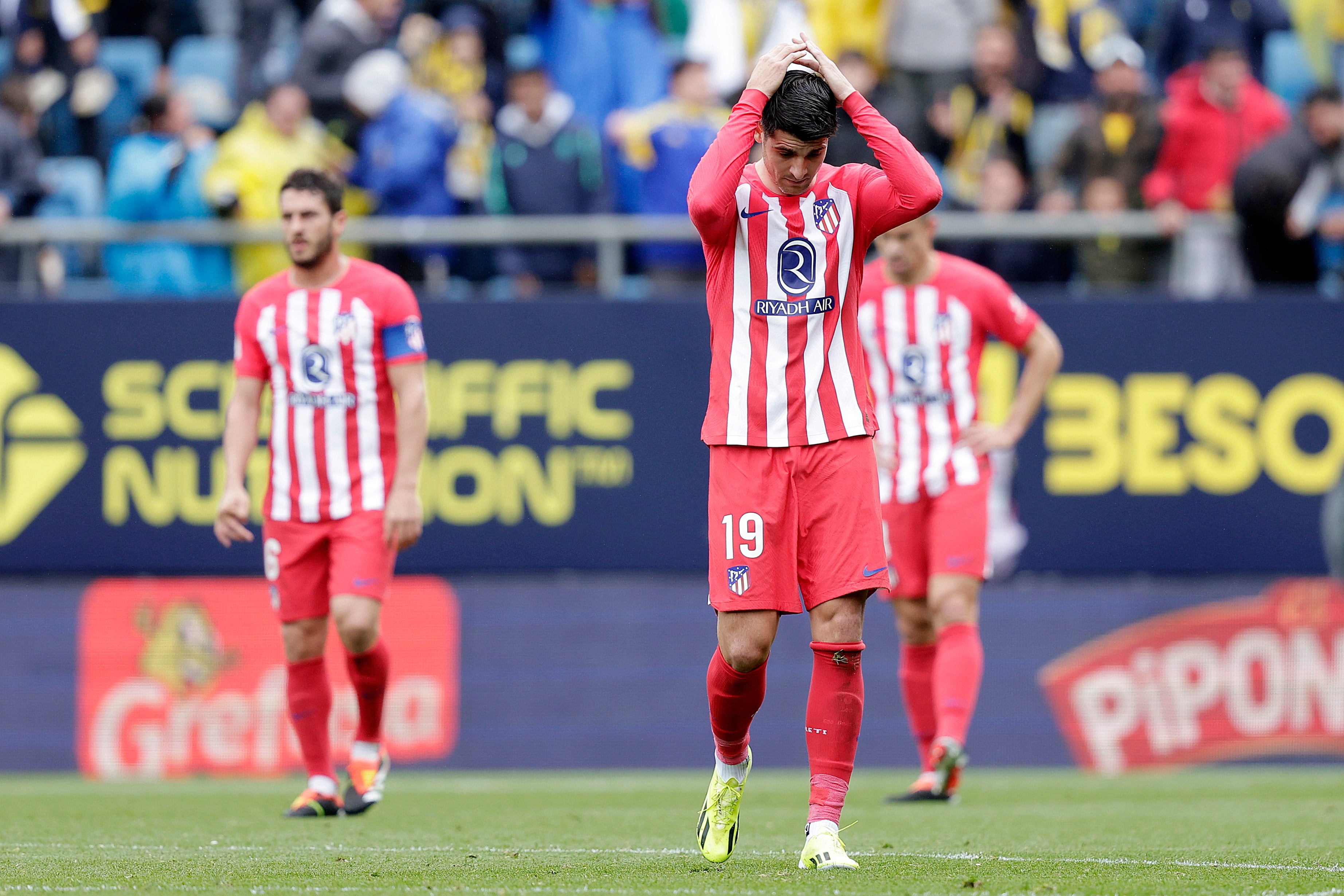 Álvaro Morata se lamenta durante la derrota ante el Cádiz en LaLiga EA Sports (Photo by David S.Bustamante/Soccrates/Getty Images)