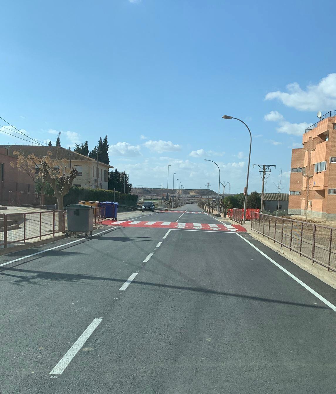 Así luce la calle Autonomía de Alcolea de Cinca tras las obras de mejora