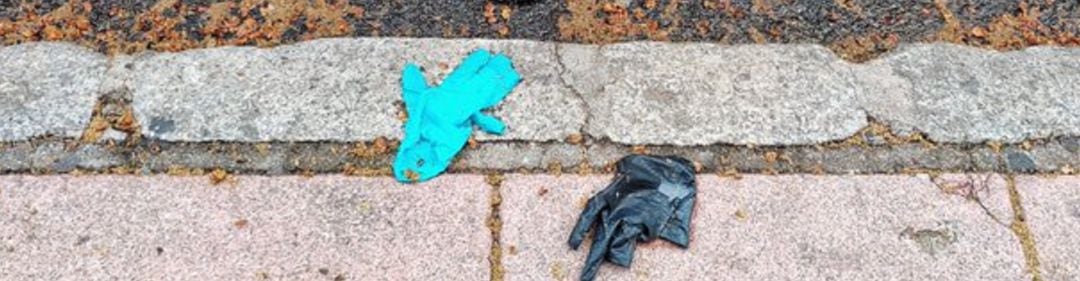 Guantes usados tirados por el suelo en la vía pública