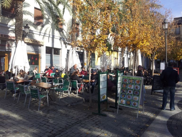 Una terraza de un establecimiento en la Plaza de la Romanilla (Granada)