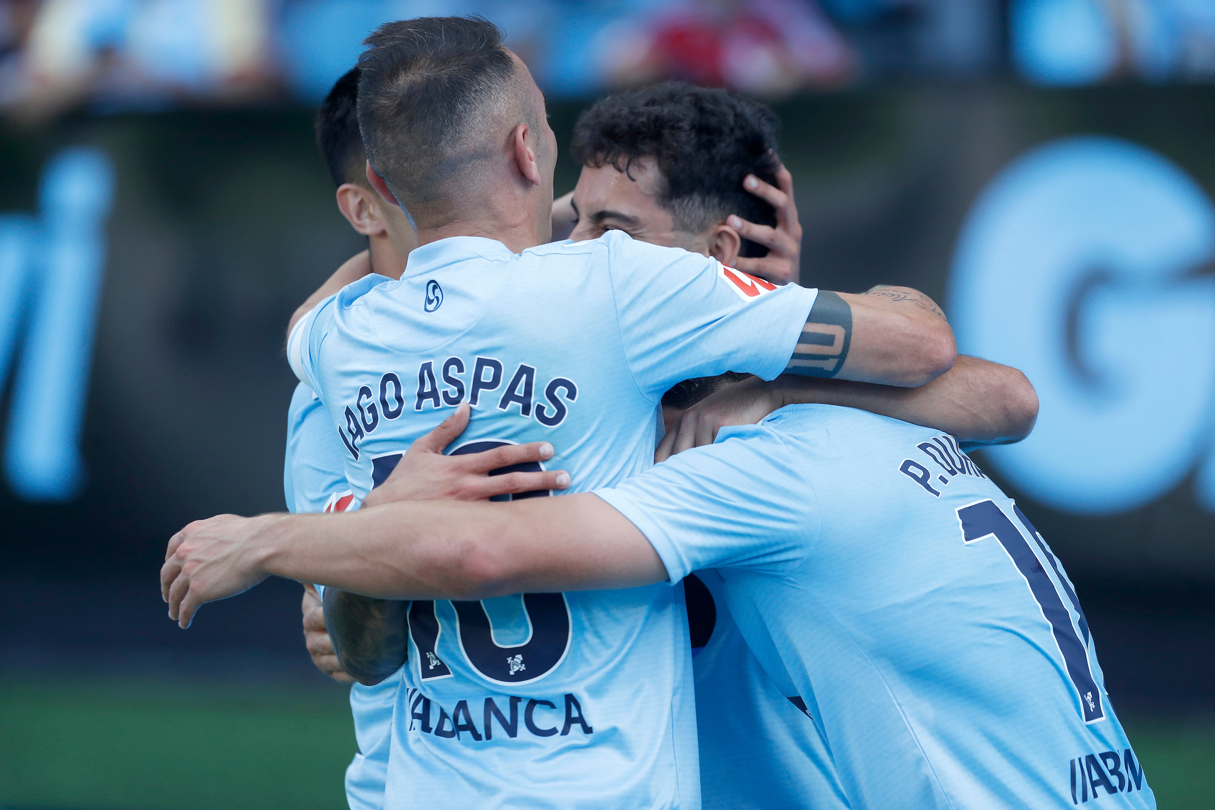 VIGO, 15/09/2024.- El jugador del Celta de Vigo Hugo Álvarez (detrás) celebra con sus compañeros Iago Aspas (delante) y Ablo Durán (d) tras marcarle un gol al Valladolid, durante su partido de LaLiga EA Sports este domingo en el estadio de Balaídos de Vigo. EFE / Salvador Sas
