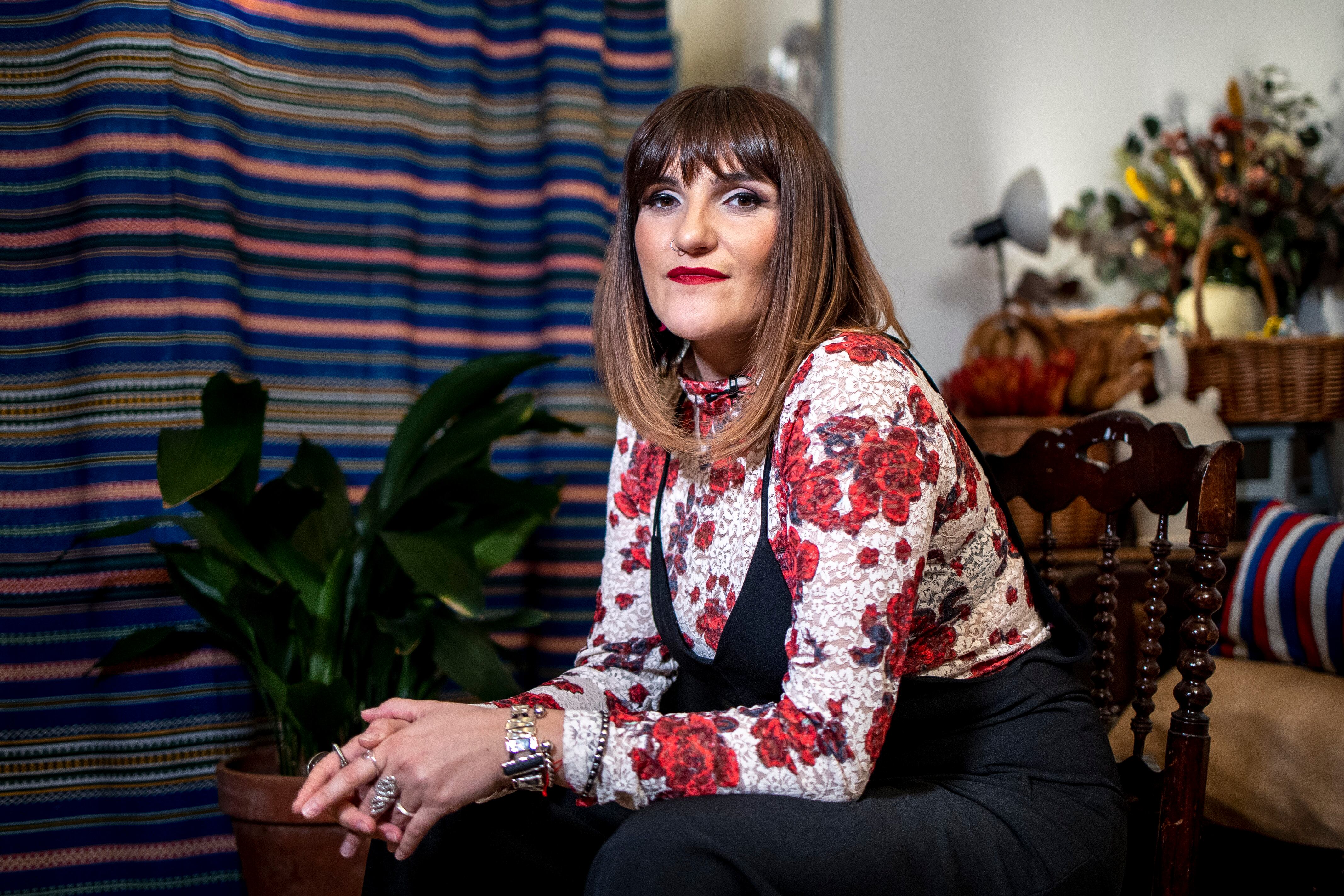 MADRID, 10/11/2022.- La cantante Rozalén durante la entrevista concedida a Efe con motivo del lanzamiento de su nuevo disco de estudio, "Matriz", un giro hacia el folk de diferentes rincones de España con colaboraciones de Silvia Pérez Cruz, Rodrigo Cuevas y Tanxugueiras. EFE/Daniel González