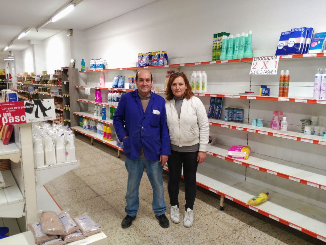 Javier Burón y Nieves Rivas en la tienda de la calle Doña Urraca de Palencia