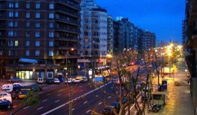 Panorámica nocturna de la Avenida Paralelo de Barcelona