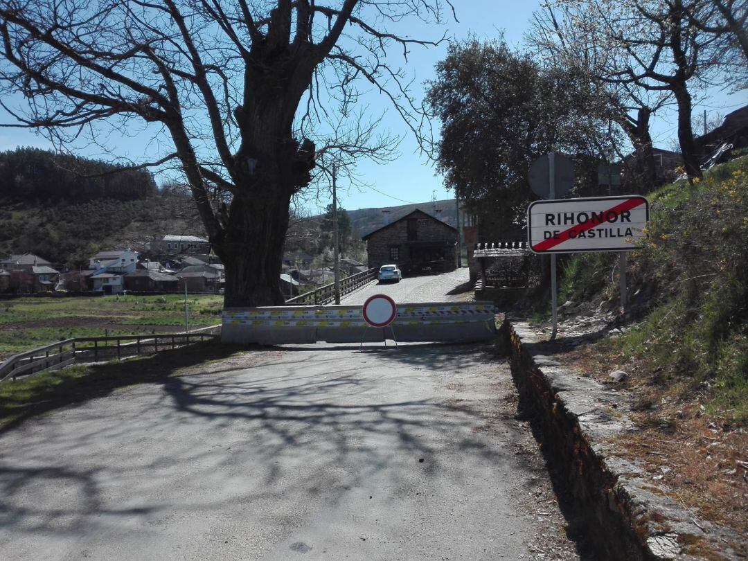 Bloques de cemento colocados por la Guardia Nacional Republicana en la frontera hispano-portuguesa