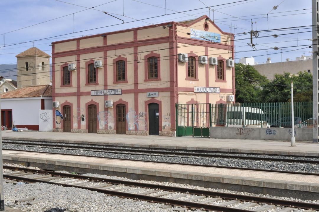 Llegan los trasbordos al tren por la obra de El Puche.