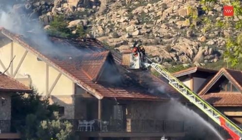 Siete dotaciones de bomberos logran contener el fuego y evitan su propagación a viviendas cercanas