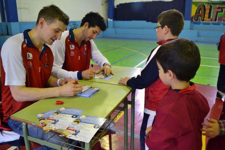 Wacynski y Caloiaro, firmando autógrafos para los más peques