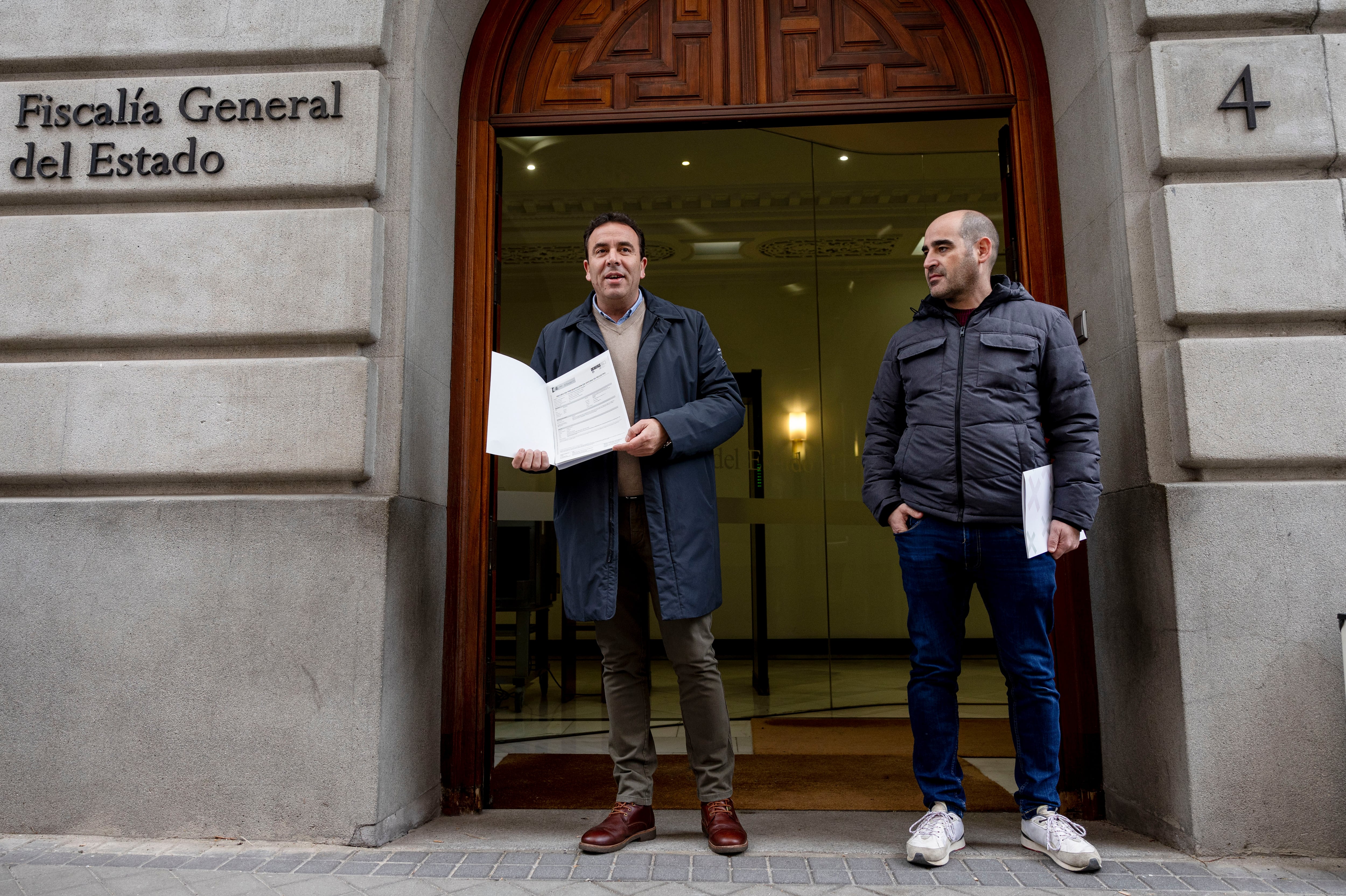 MADRID, 10/02/2025.- El secretario de Acción Sindical de CSIF, Francisco Lama (i), junto a un afectado por la suspensión de asistencia en Muface, registra una denuncia por dicha suspensión ante Fiscalía General del Estado, este lunes en Madrid. EFE/ Daniel González
