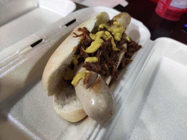 Salchicha Bratwurst con mostaza y pulled pork