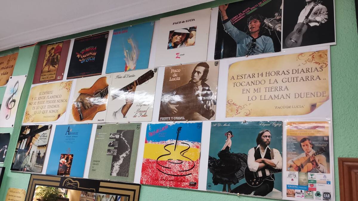 Eladio Domínguez homenajea este mes a Paco de Lucía en su barbería de Madrid