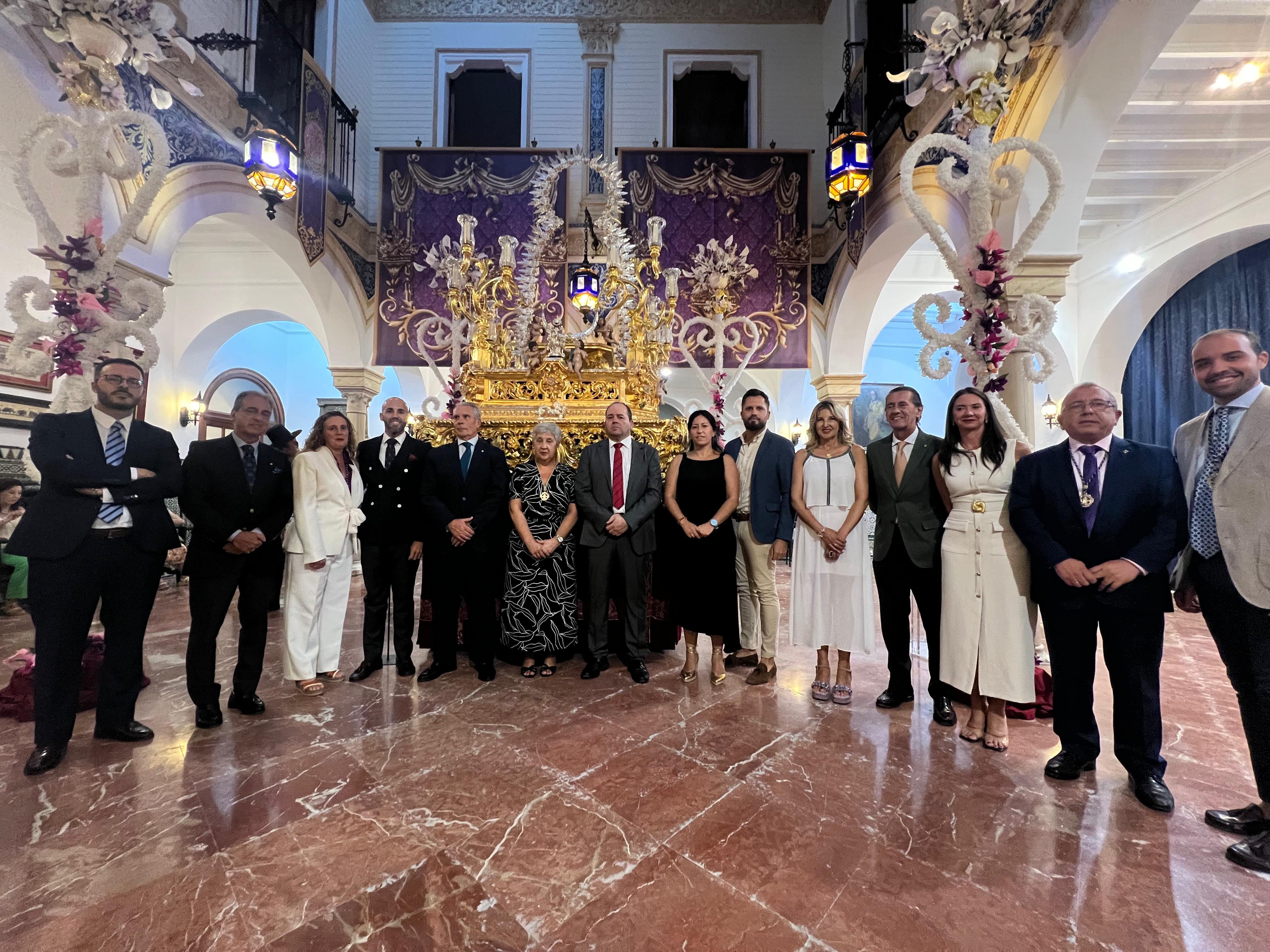Foto de familia en la presentación de la muestra dedicada a la Soledad de Albaida en el Círculo Mercantil