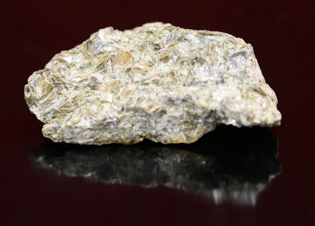 Un trozo de mineral intercalado con litio.