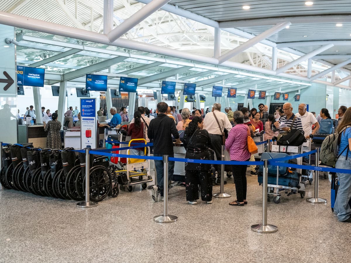 El Gobierno regional pide a Albares más asistencia consular para los murcianos afectados por la guerra en Oriente Próximo