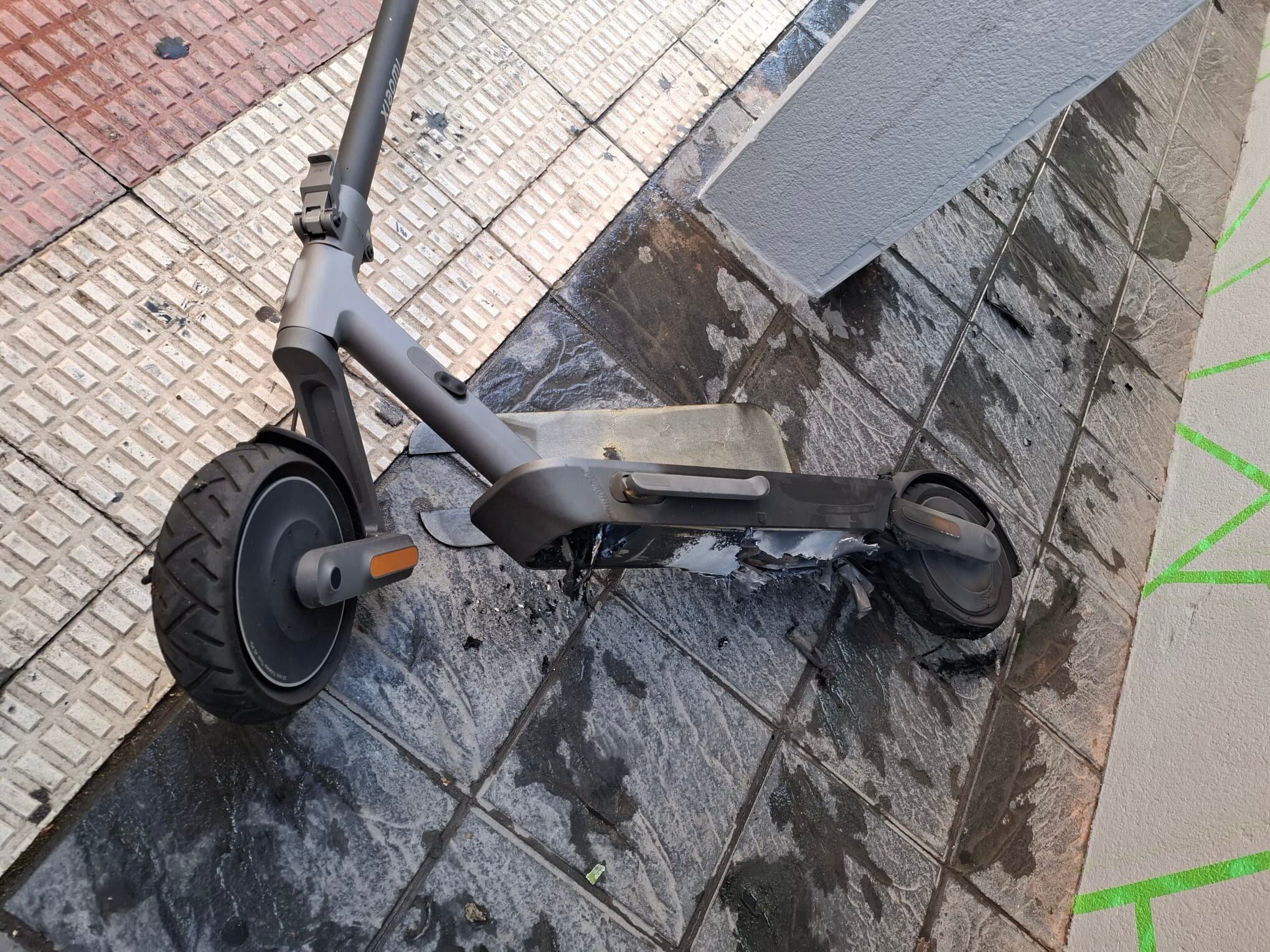 Los bomberos evitaron que el fuego desatado en la batería del patinete se extendiera a otras unidades en la tienda