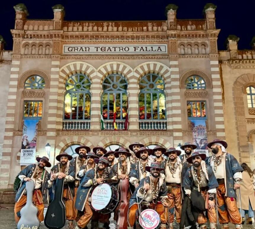 La comparsa de Vilches a las puertas del teatro Falla, en el Carnaval de Cádiz.