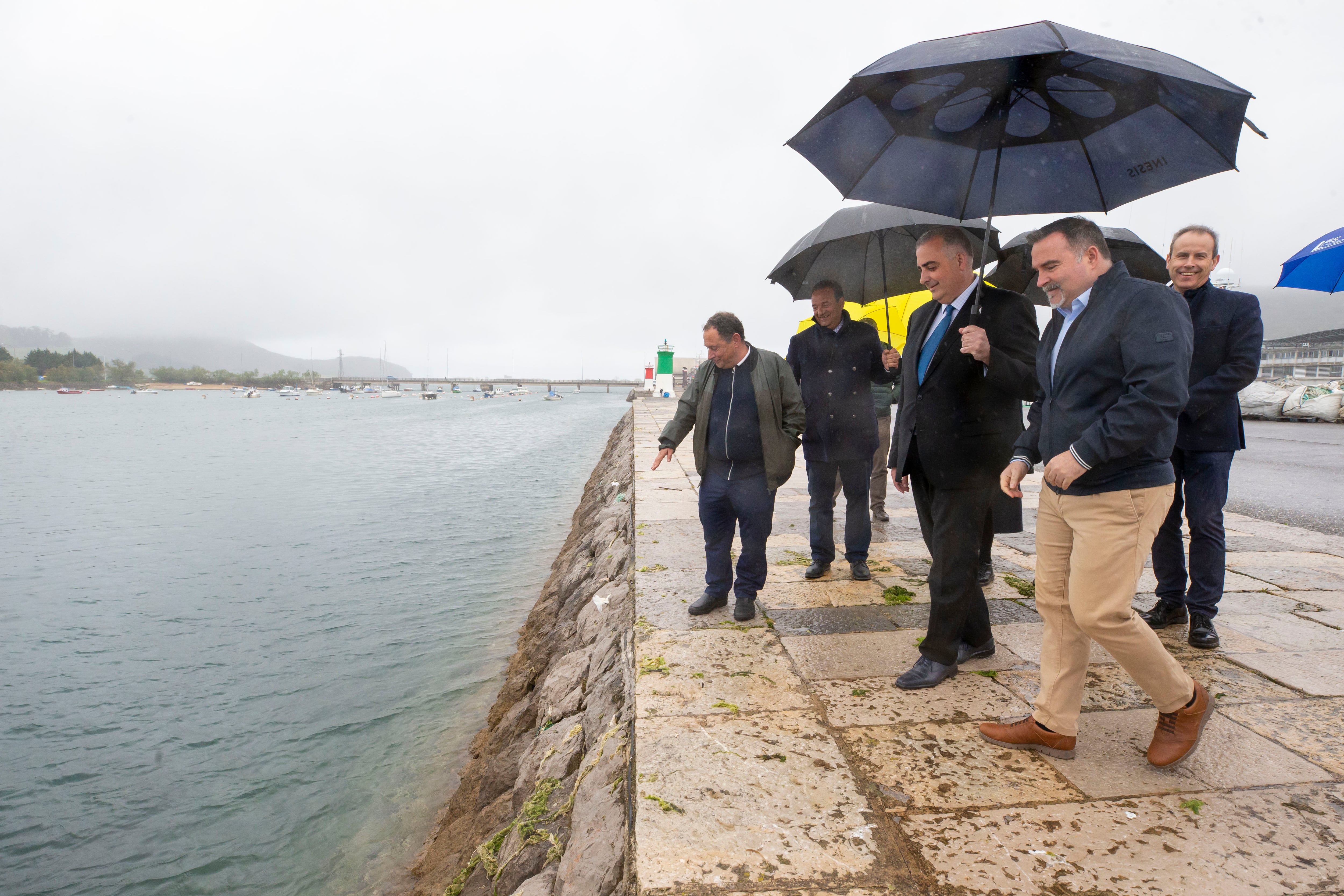 El consejero de Fomento, Ordenación del Territorio y Medio Ambiente, Roberto Media, asiste al inicio de las obras de la machina exterior.