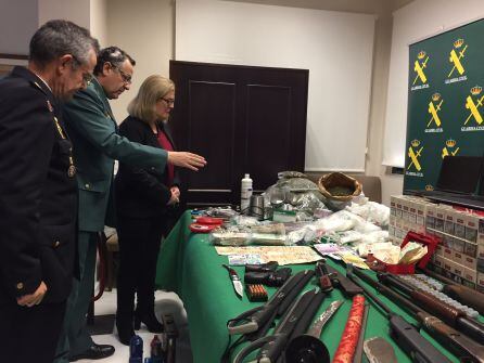La subdelegada del Gobierno, Francisca Molina, junto al teniente coronel de la Guardia Civil, Luis Ortega, y el comisario jefe de la Polic&iacute;a Nacional en Ja&eacute;n, Jes&uacute;s Herranz, ven los objetos incautados.