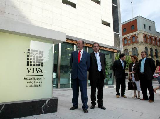 León de la Riva y José Antonio García de Coca, junto a otros concejales del PP, en la inauguración de VIVA el 18 de julio de 2006