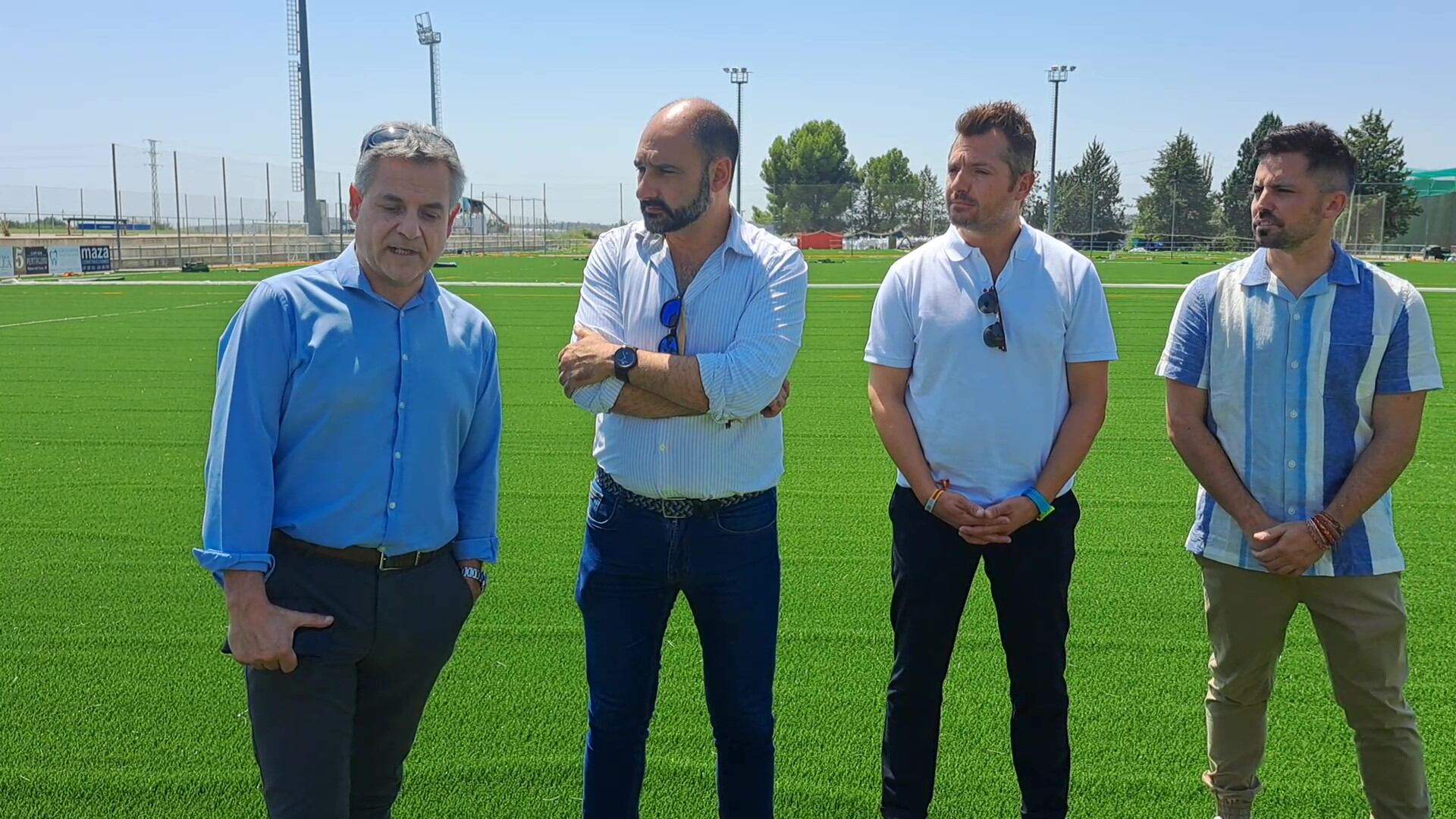 Fierro, Torres, Borruel y Albert en el campo del nuevo césped artificial. Foto: Ayuntamiento de Barbastro