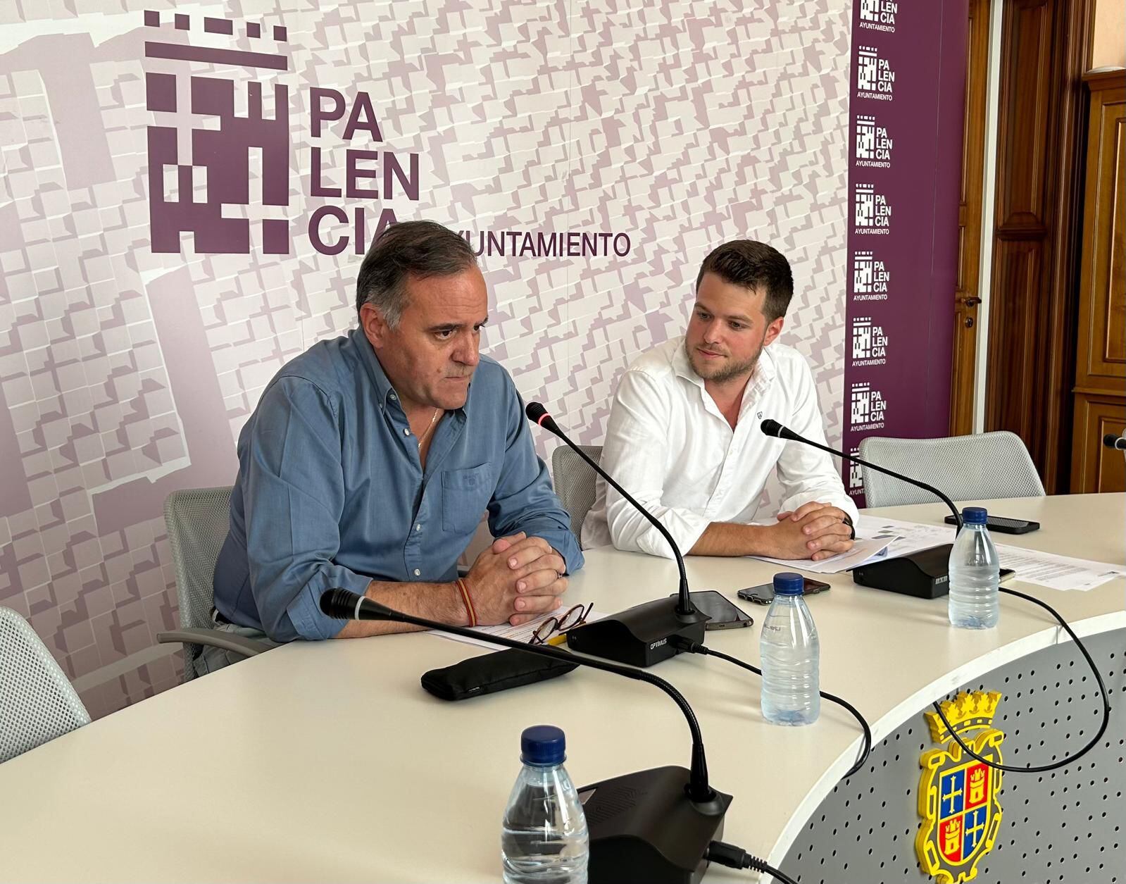 El portavoz de ¡Vamos Palencia!, Domiciano Curiel, y el concejal de Urbanismo, Álvaro Bilbao, comparecen ante los medios