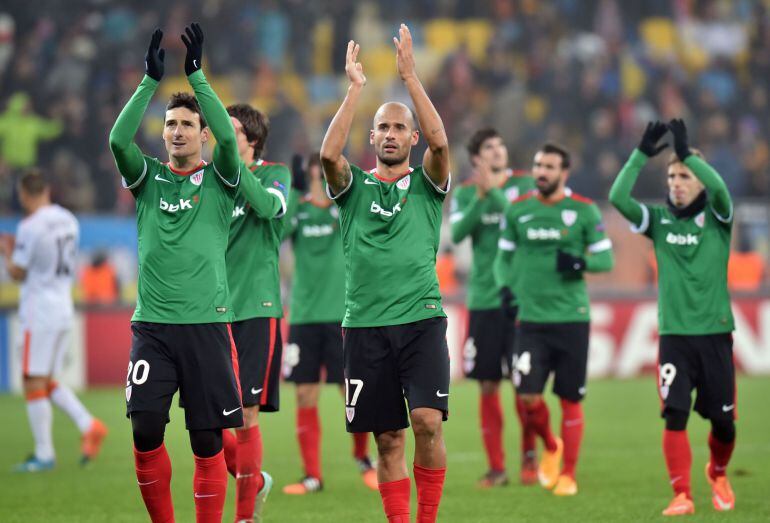 Athletic Bilbao&#039;s players celebrate after the UEFA Champions League Group H football match FC Shakhtar vs Athletic Bilbao in Lviv on November 25, 2014. AFP PHOTO/ SERGEI SUPINSKY