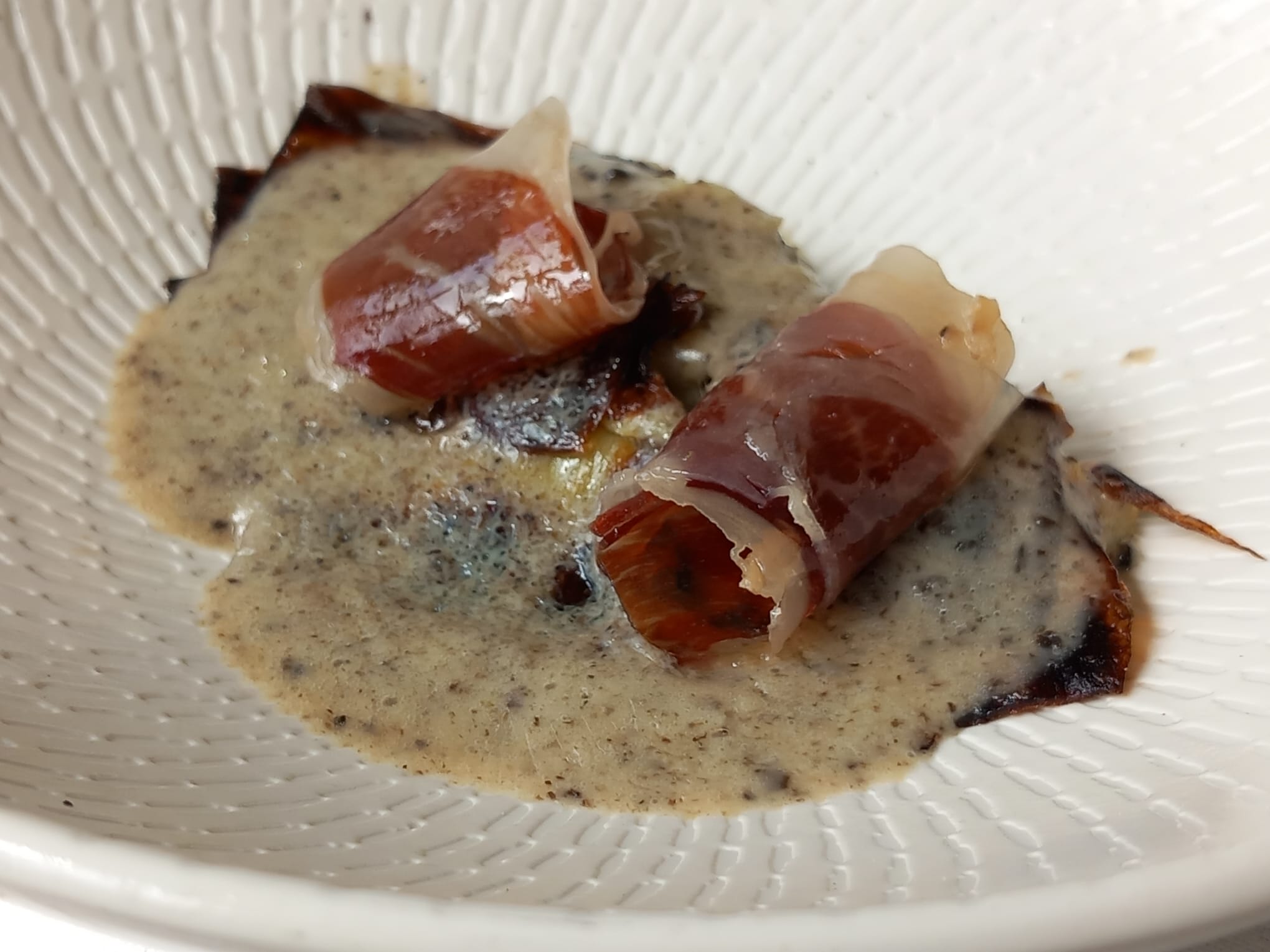 Alcachofas con emulsión de trufa negra y jamón ibérico