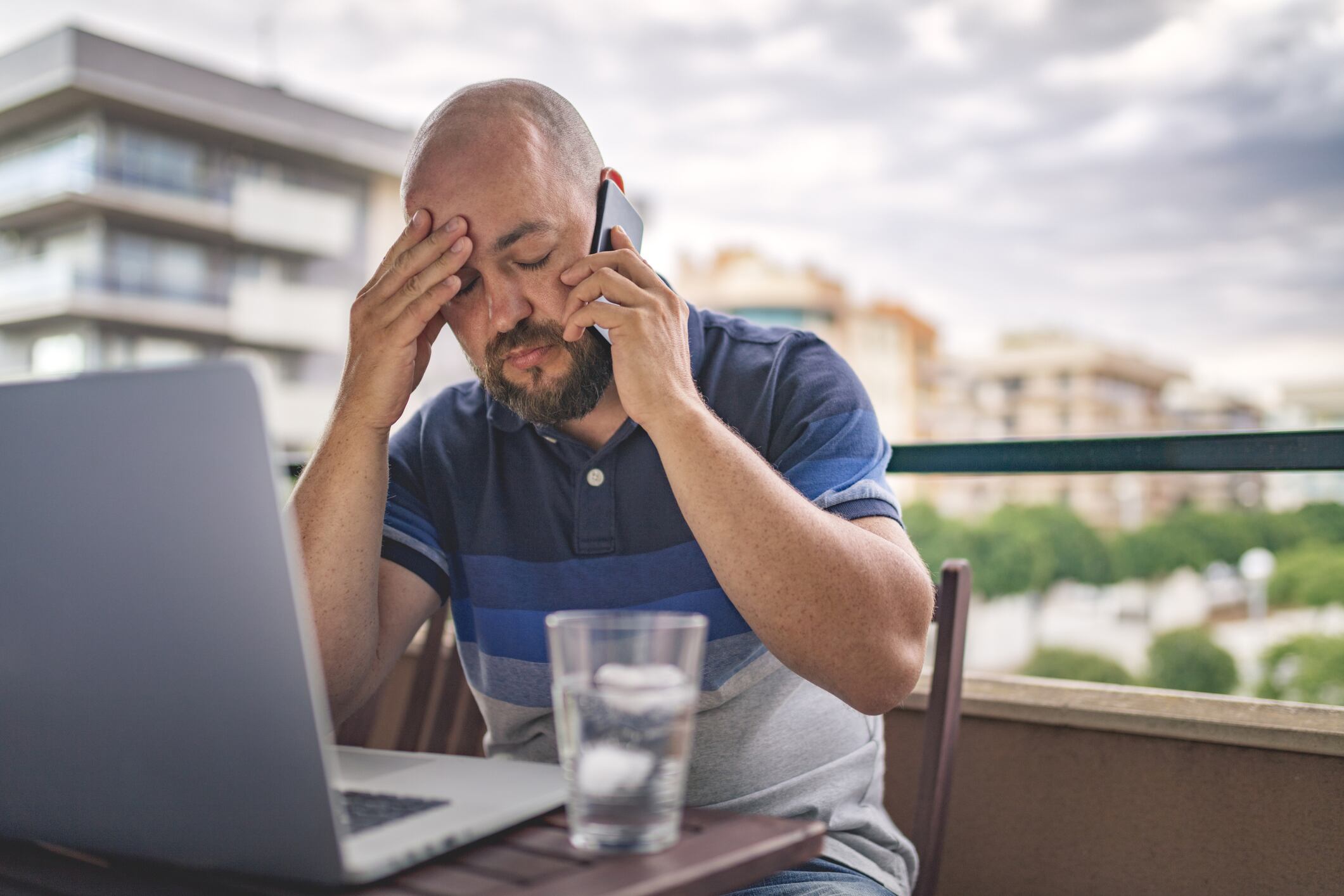 Trabajador autónomo preocupado hablando por teléfono