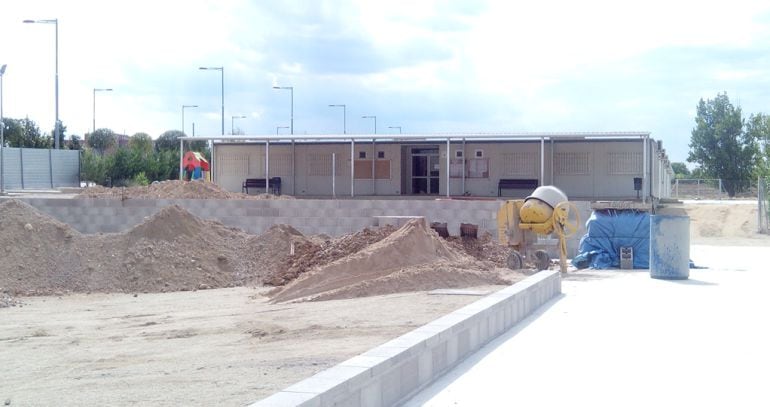 Obres per a nous mòduls prefabricats a l'escola de Pinyana de Lleida.