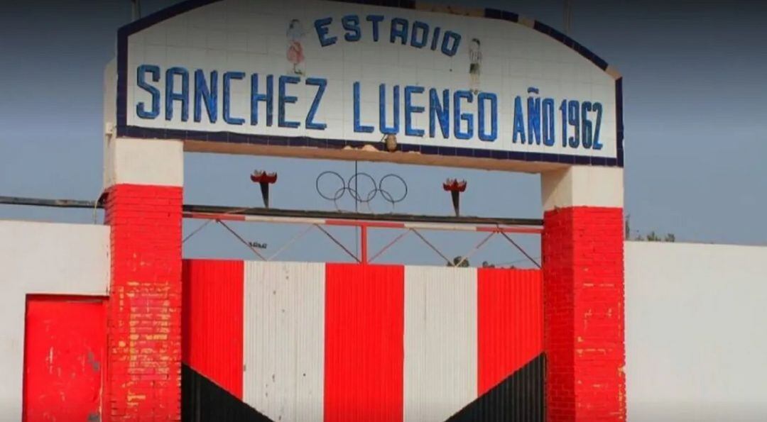 Fachada del Estadio Sánchez Luengo en El Algar