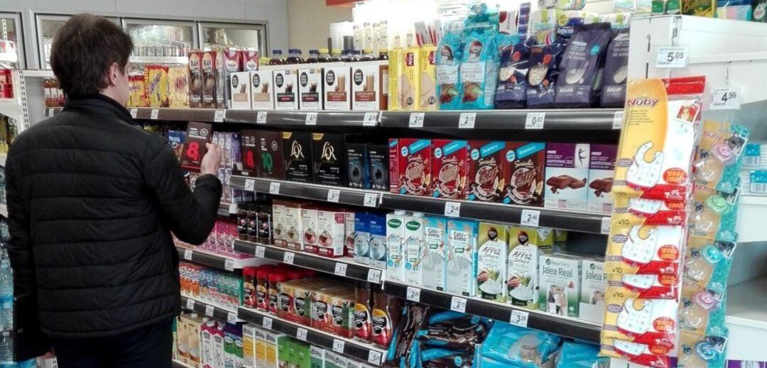 Imagen de un consumidor en un supermercado
