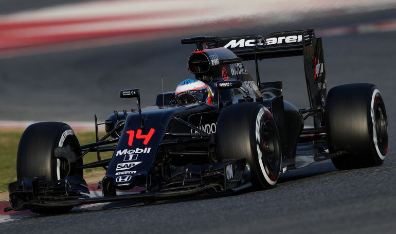 Fernando Alonso rodando en su McLaren Honda durante los test de pretemporada