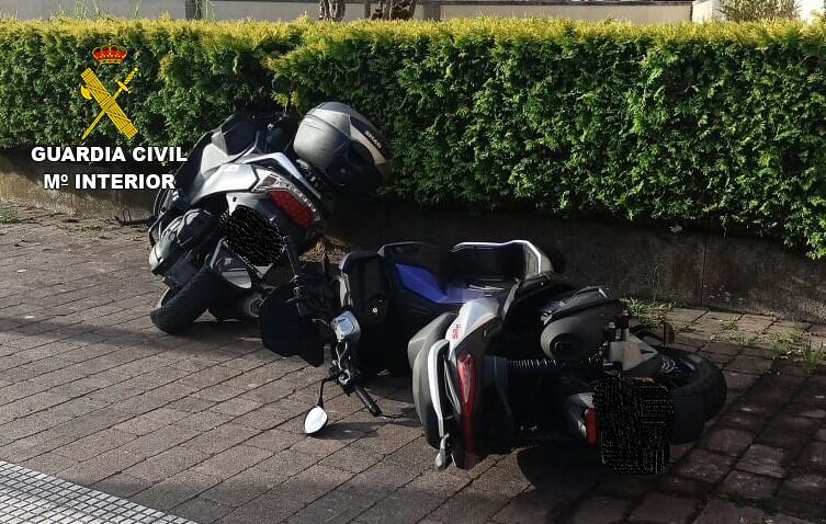 Una de las imágenes proporcionadas por la Guardia Civil con motos vandalizadas