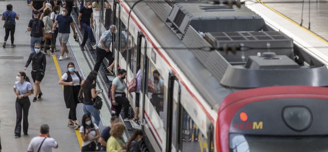 Viajeros suben a un tren de cercanías