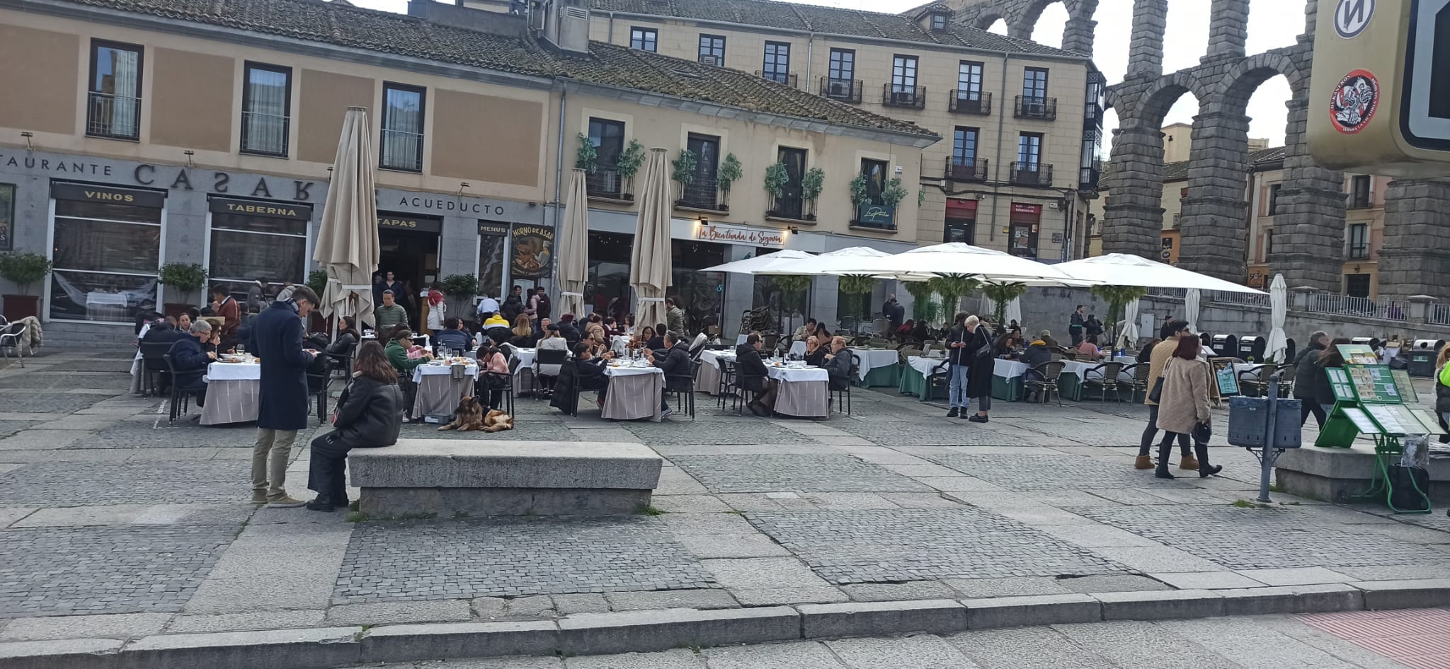 Establecimientos de hostelería junto al acueducto esta Semana Santa