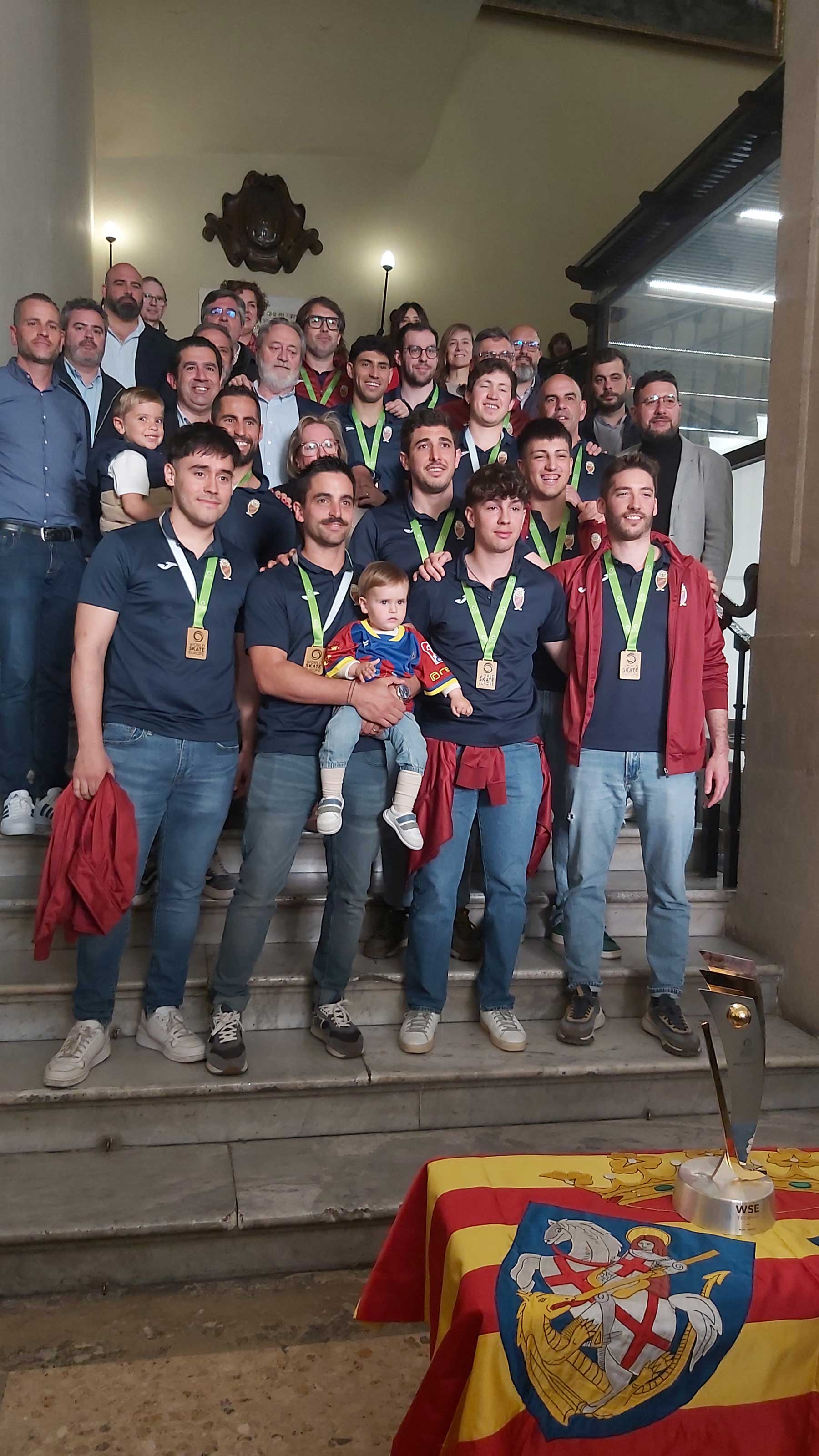 La plantilla, staff técnico y presidente con los componentes de la corporación municipal