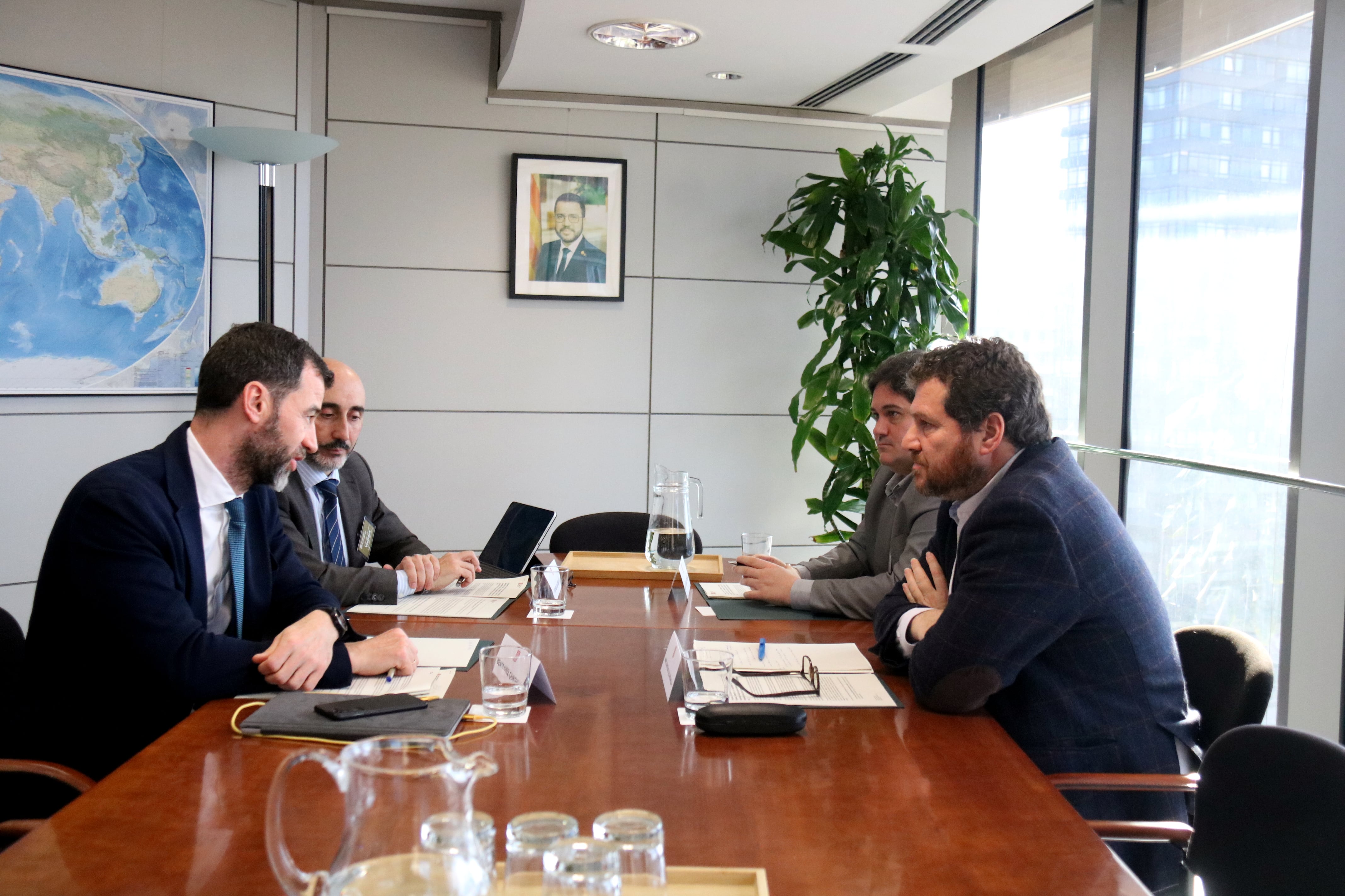 Imatge de la primera reunió de la comissió tècnica amb els representants del ministeri (esquerra) i de la Generalitat (dreta).