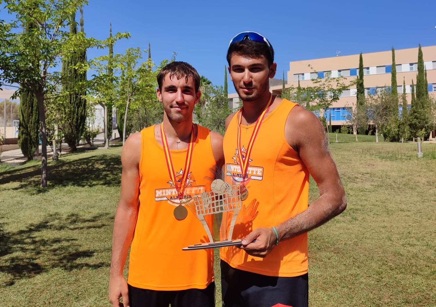 Los almerienses mostrando sus trofeos.