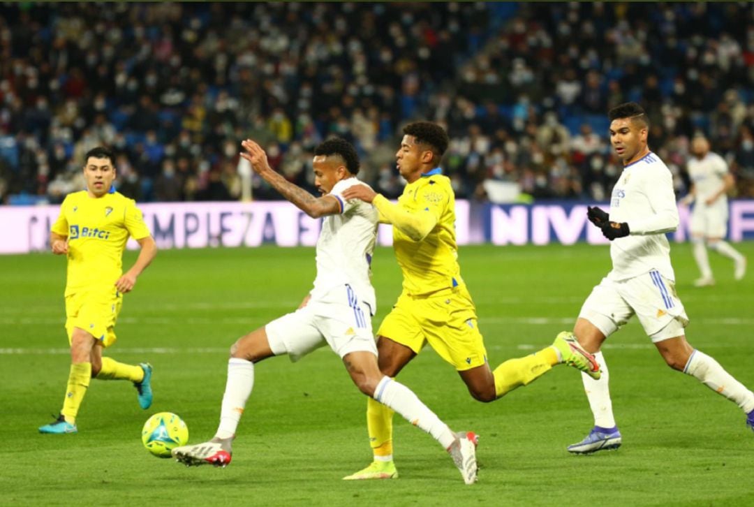 Lozano pelea un balón en el partido ante el Real Madrid.