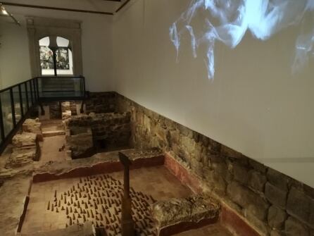 Sobre la pared, una videocreación de la fotógrafa Isabel Muñoz dialogando con obras y fragmentos de historia que van del siglo IX al XXI