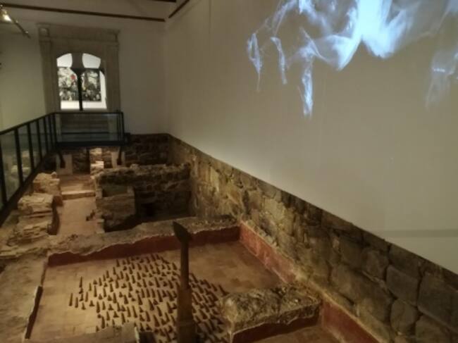 Sobre la pared, una videocreación de la fotógrafa Isabel Muñoz dialogando con obras y fragmentos de historia que van del siglo IX al XXI