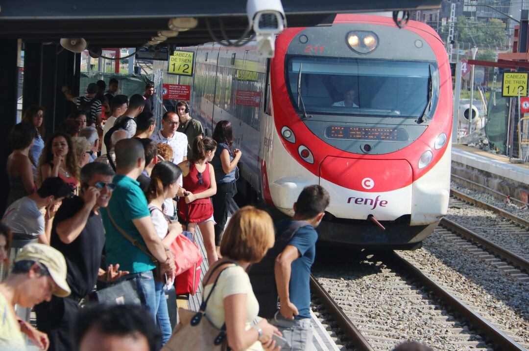 Tren de rodalies Renfe en direcció a l'aeroport arribant a l'estació de Granollers Centre