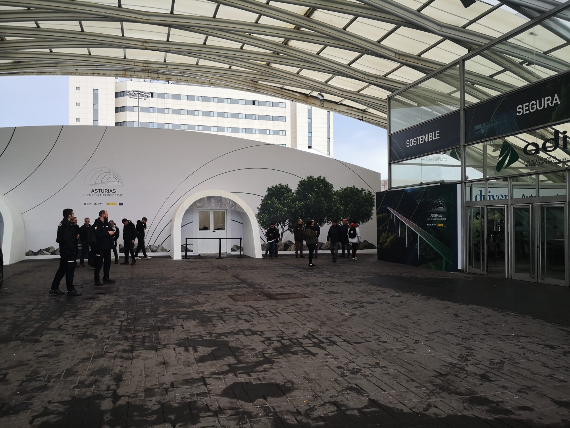 Carpa provisional en la estación de ADIF en Oviedo para el acto institucional con motivo de la inauguración de la variante ferroviaria de Pajares