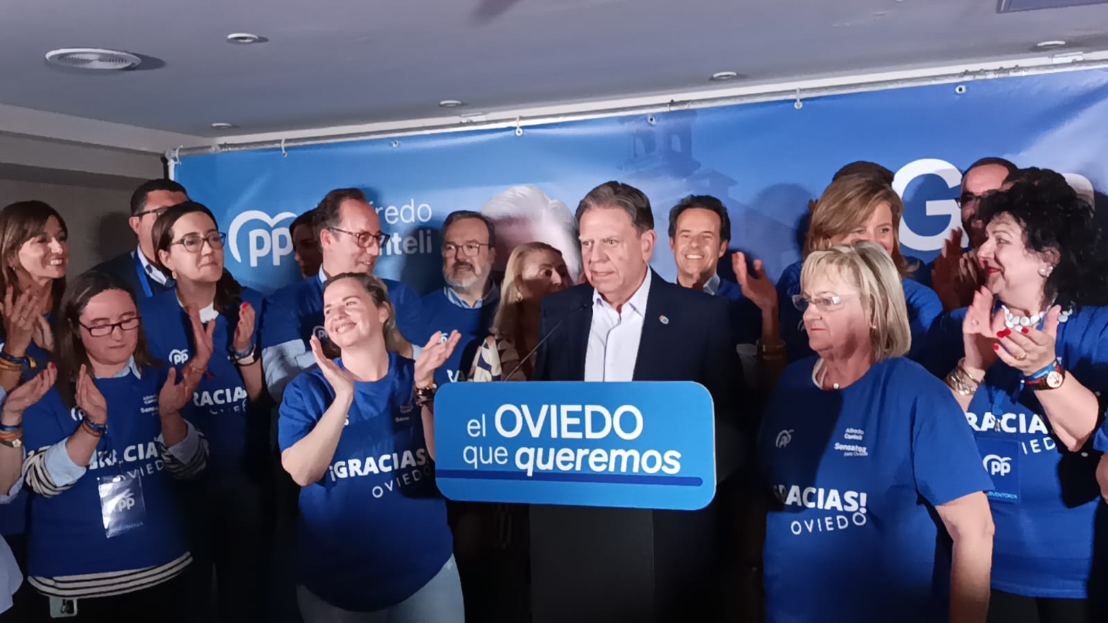 Alfredo Canteli celebra su victoria electoral, renovando la alcaldía de Oviedo, esta vez con mayoría absoluta