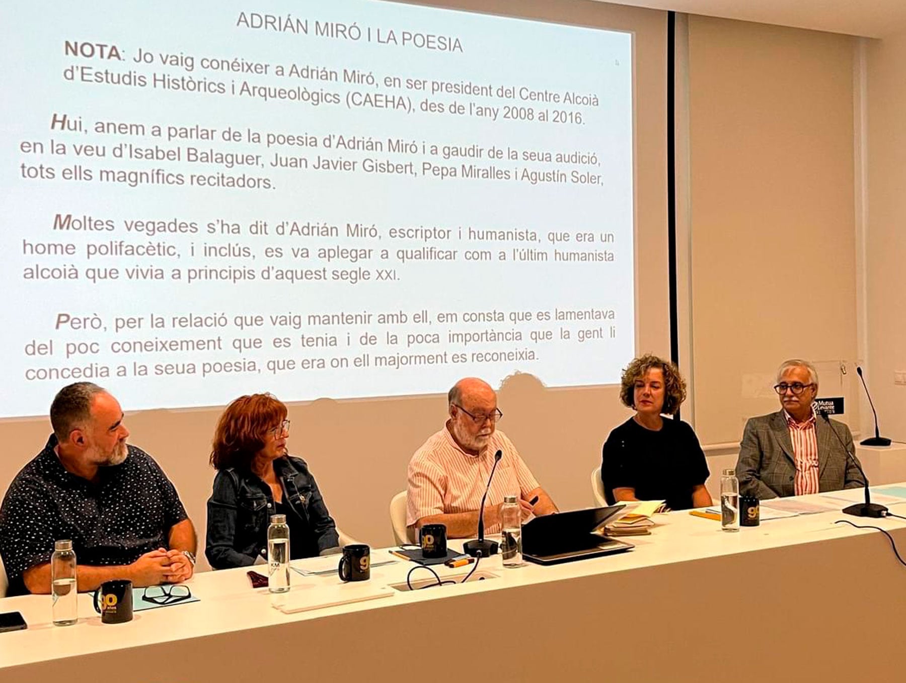 Juan Javier Gisbert, Pepa Miralles, José María Soriano, Isabel Balaguer i Agustín Soler, durant l&#039;acte de l&#039;antologia poètica