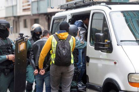 Los dos detenidos por la Guardia Civil en Santander son introducidos en el furgón policial.